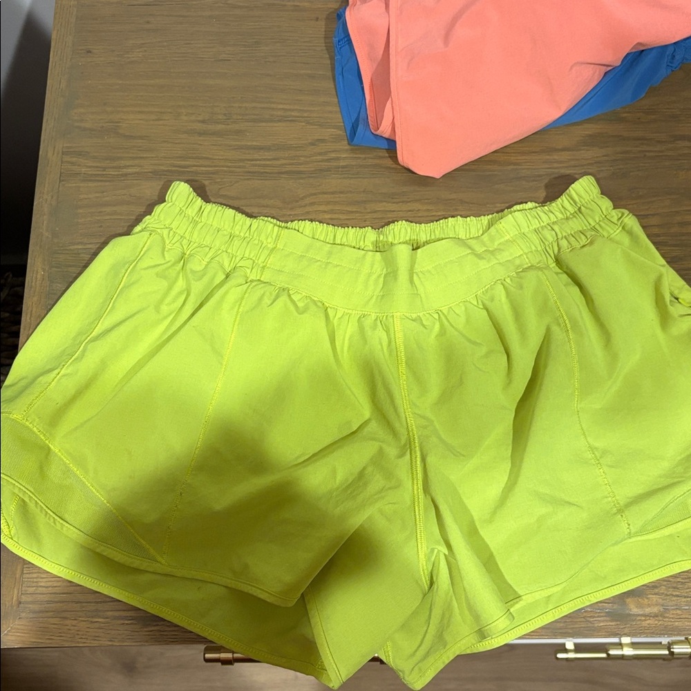 Lululemon Hotty Hot low rise 4 in Size 14